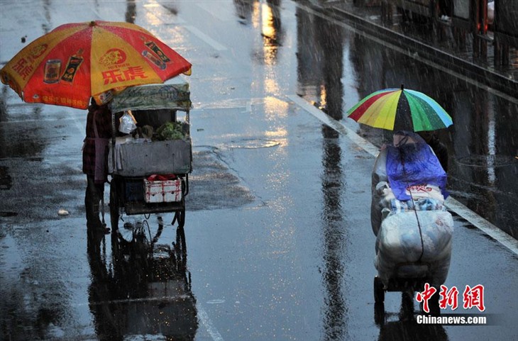 北京迎来今冬首场降雪 人们换上冬衣 