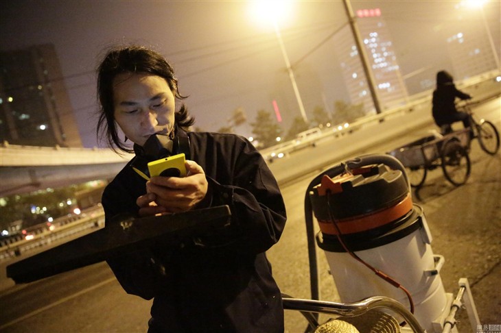 北京一男100天收集雾霾 灰尘制成板砖 