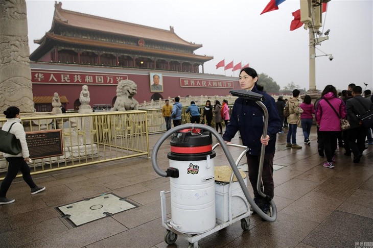 北京一男100天收集雾霾 灰尘制成板砖 
