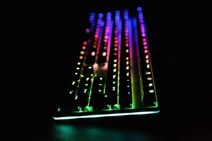 雷柏V720全彩背光游戏机械键盘图赏 