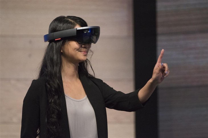 微软HoloLens可连任何设备 续航5.5小时 