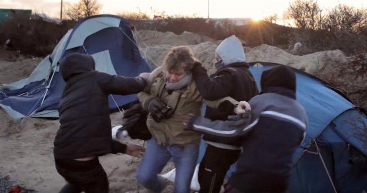 摄影师拍摄难民营时遭持刀行劫 
