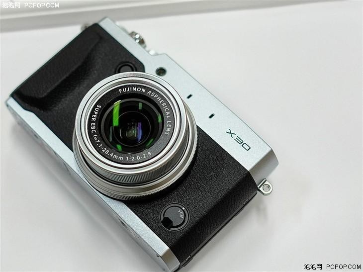 翻转屏复古相机 富士X30现价售2599元 