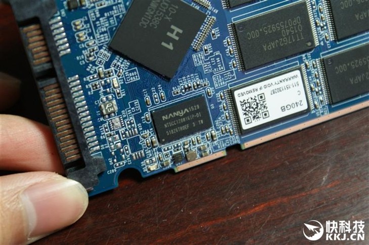 索尼首款SSD拆解 群联控制器+TLC闪存 