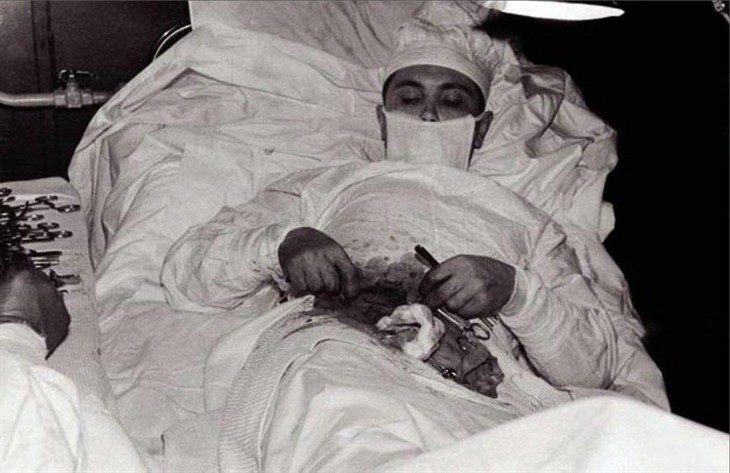 珍贵照片 前苏联医生为自己剖腹做手术 
