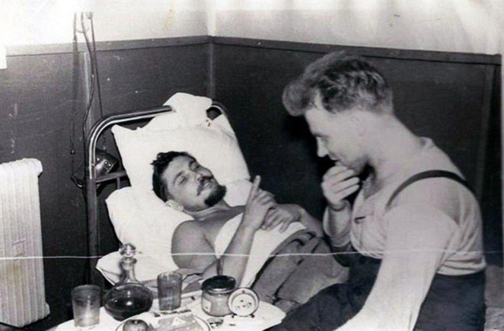 珍贵照片 前苏联医生为自己剖腹做手术 