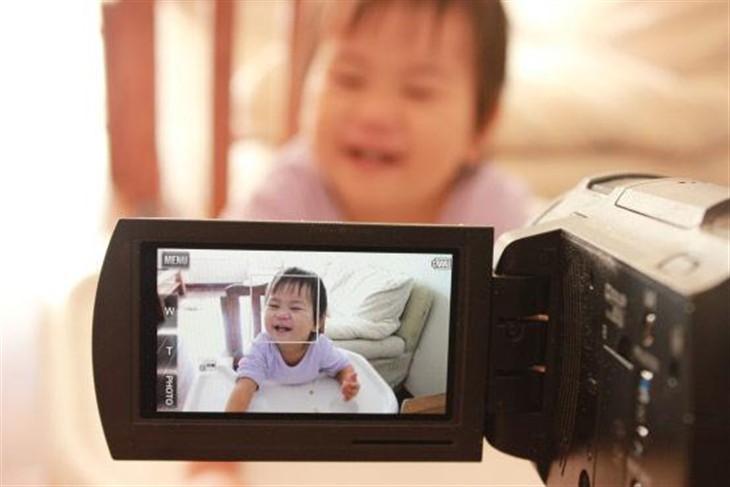 如何用索尼摄像机AXP55拍磨人的熊孩子 