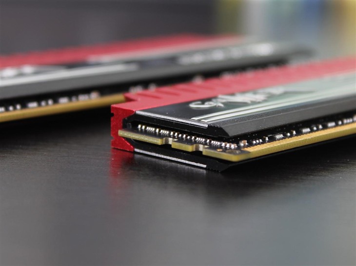 影驰GAMER DDR3-2400 8GB*2超值热售599 