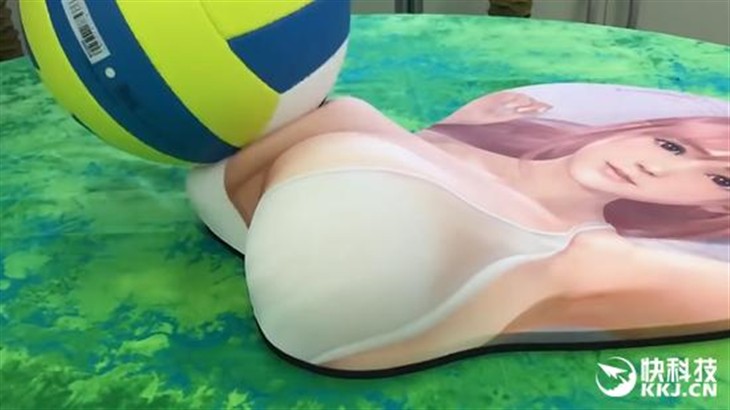 《沙滩排球》3D巨乳鼠标垫:手感没sei了 