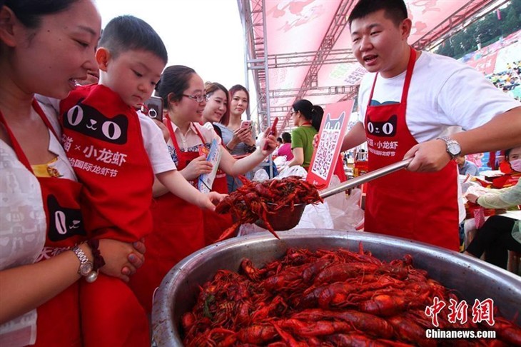 网红美女直播：3万人扫空40吨小龙虾 