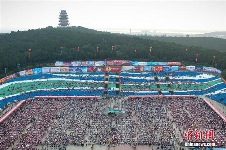 网红美女直播：3万人扫空40吨小龙虾 