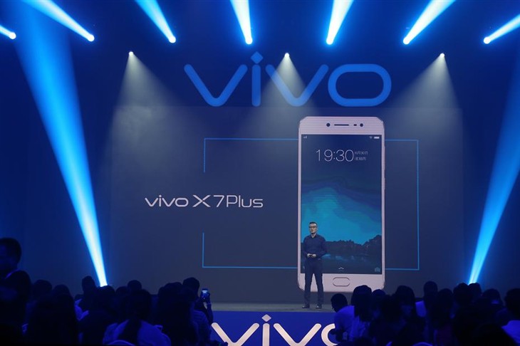 1600万柔光自拍vivo X7Plus售2798元 