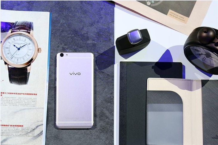 1600万柔光自拍vivo X7Plus售2798元 