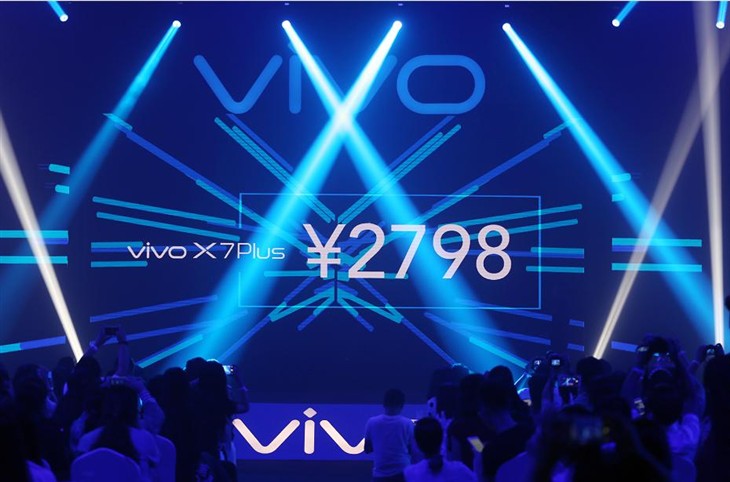 1600万柔光自拍vivo X7Plus售2798元 