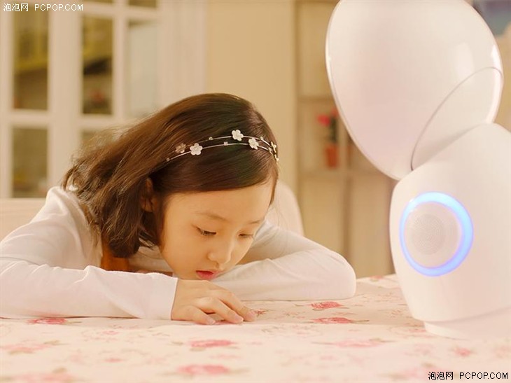 小忆机器人连接父母和儿童的重要纽带 
