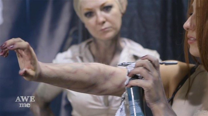 《寂静岭》女护士神级COS:血衣湿身!