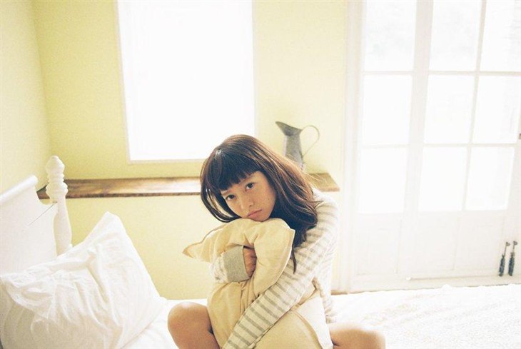 日本摄影师拍摄刚起床迷迷糊糊的女孩 