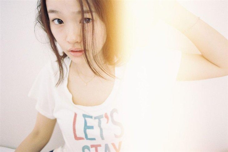 日本摄影师拍摄刚起床迷迷糊糊的女孩 