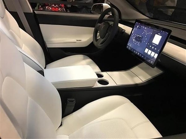 特斯拉Model 3实车亮相  内饰略显廉价 