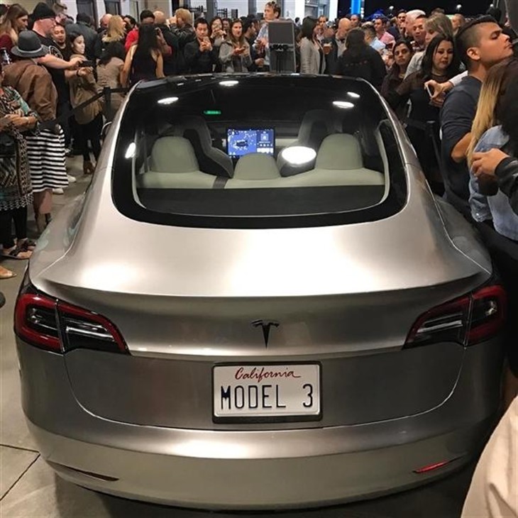 特斯拉Model 3实车亮相  内饰略显廉价 