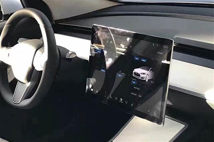 特斯拉Model 3实车亮相  内饰略显廉价 