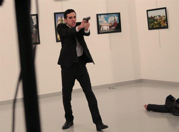 美联社摄影师拍下枪手刺杀俄国大使现场 