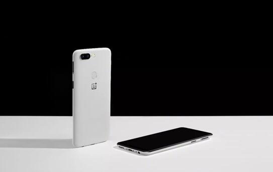 一加5T成外媒年度最佳手机,收获评论12万条好