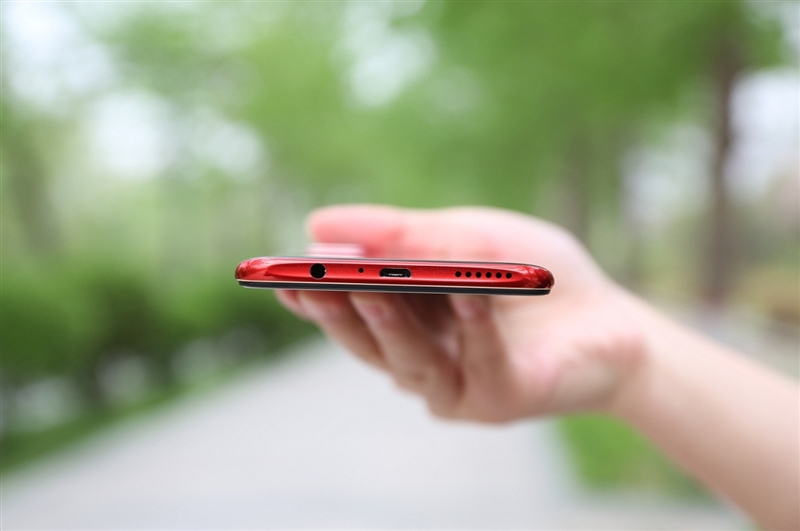 r15梦境版耳机孔图片,oppor15标准版孔位图片 oppo r15梦镜版评测:那一抹摄人心魄的红