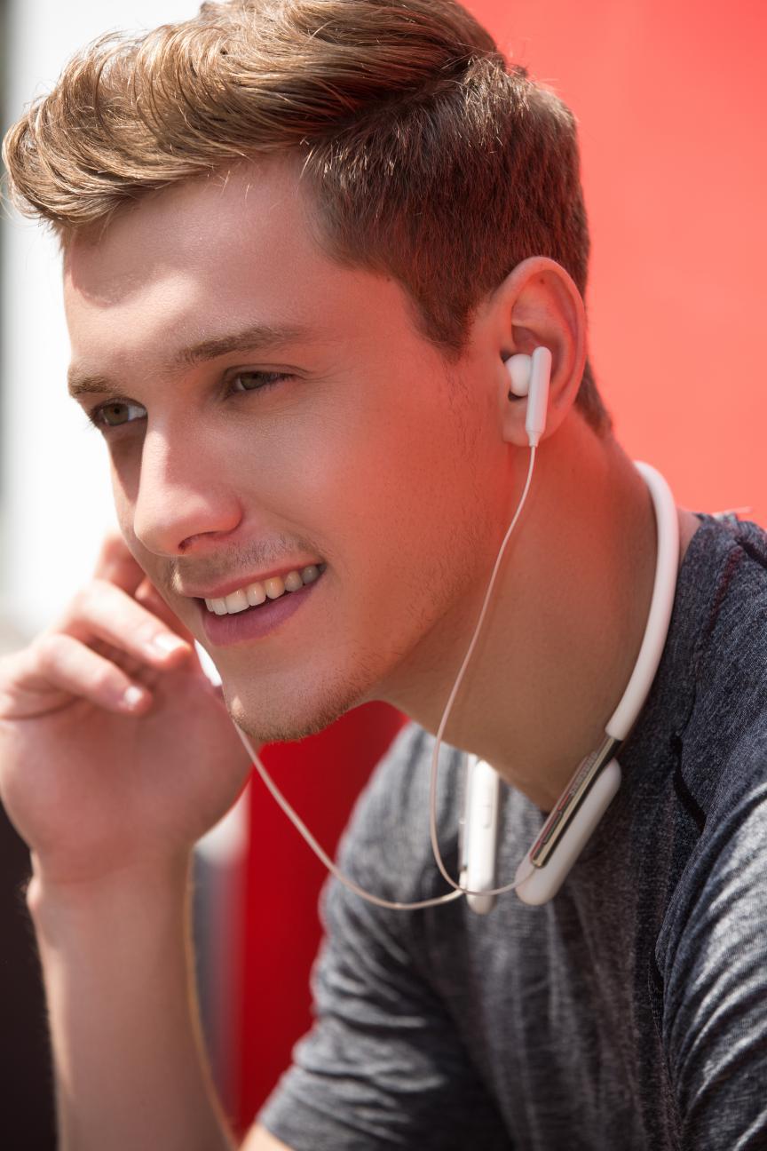 U Flex 弹力项圈耳机--三星旗下不容忽视的蓝牙