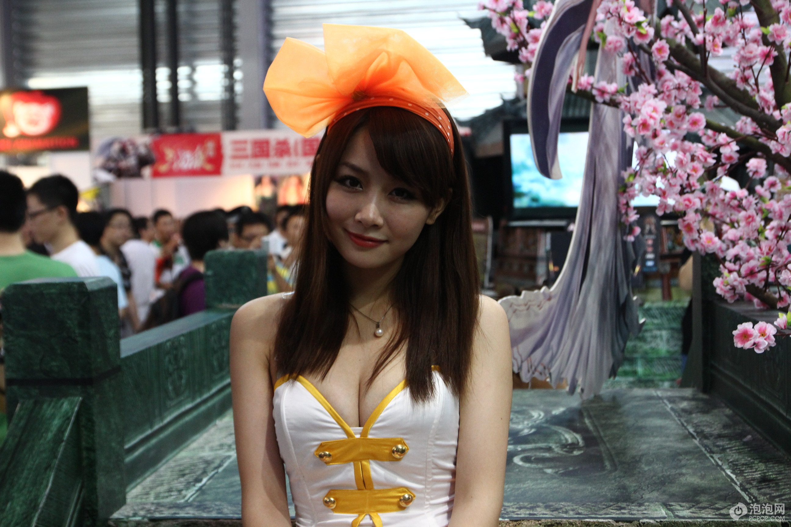 从外形来看,这位showgirl属于成熟型,不过笑起来同样动人高清图片