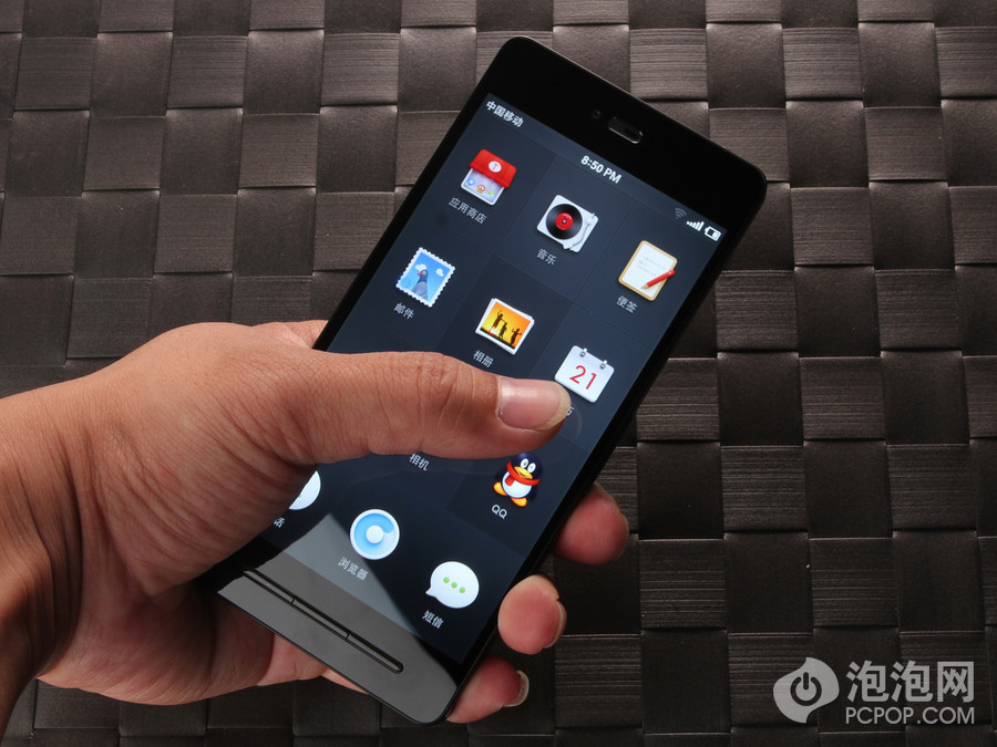 手机左手握持展示_PCPOP泡泡网