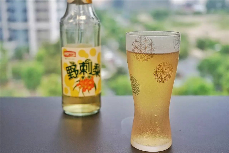 装小麦色的果啤合适,假装是啤酒
