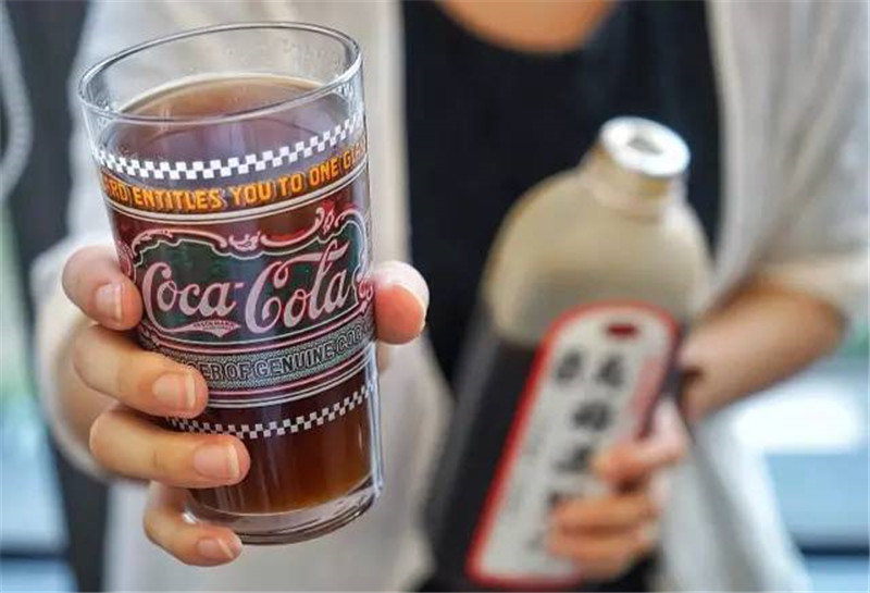 手拿石头小老鼠杯子猜成语_手拿杯子图片