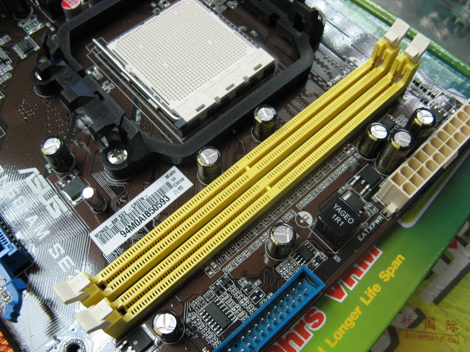 华硕M2N68-AM+SE2主板原图高清图片M2N6