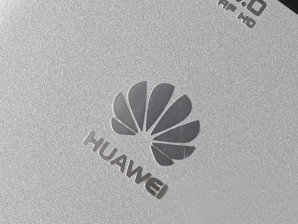 华为c8850 电信版背面logo图片
