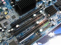 固态供电设计 整合64MB显存780G上市