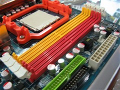 蜘蛛归来 技嘉790FX顶级主板售1899元