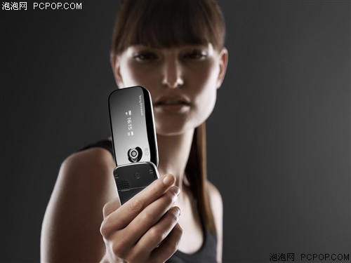 脱俗镜面设计 索爱发布3G折叠机Z610