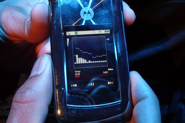 Ħ������RAZR2 V9�ֻ� ����鿴��һ��