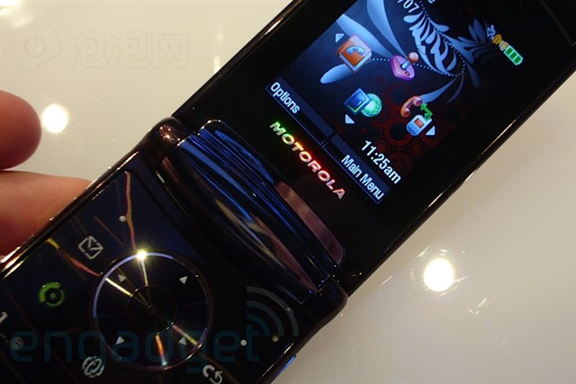 Ħ������RAZR2 V9�ֻ� ����鿴��һ��