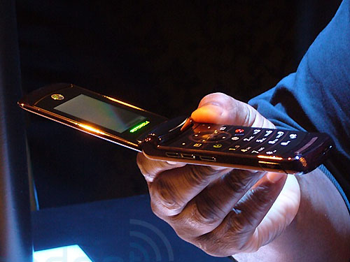 Ħ������RAZR2 V9�ֻ� ����鿴��һ��