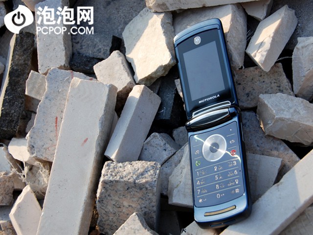 Ħ������RAZR V8�ֻ� ����鿴��һ��