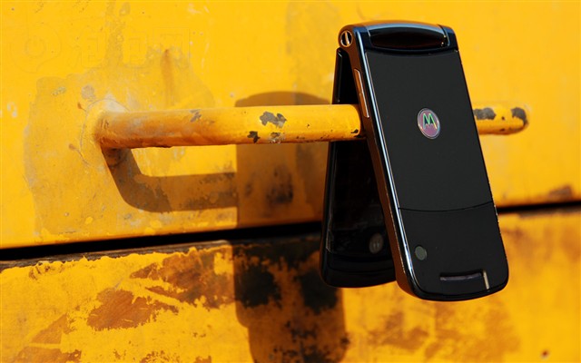 Ħ������RAZR V8�ֻ� ����鿴��һ��