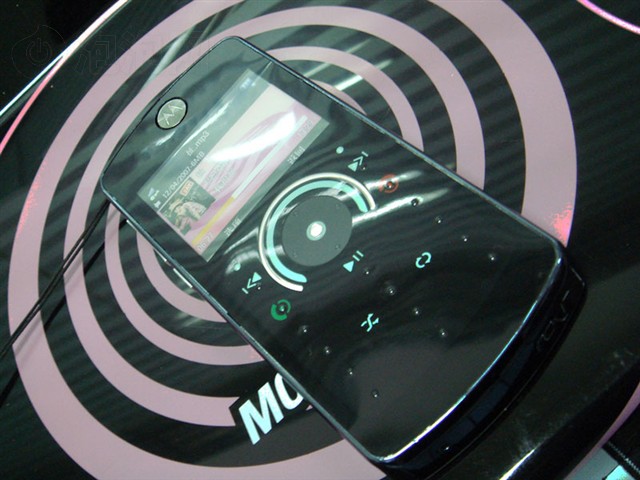 Ħ������ROKR E8�ֻ� ����鿴��һ��