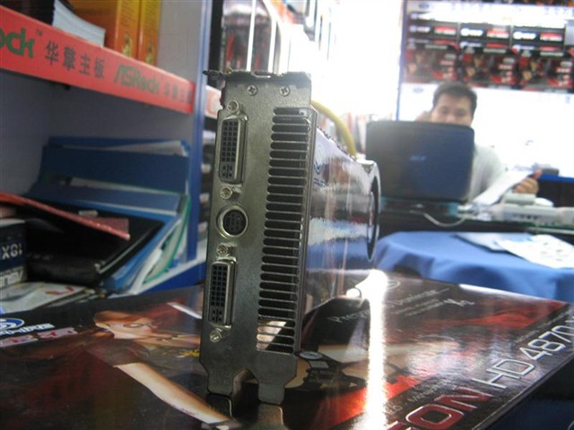 ����ʯHD4870 X2�Կ� ����鿴��һ��