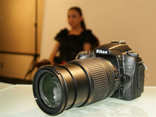 �῵AF-S DX 18-105mm f/3.5-5.6G ED VR��ͷ ����鿴��һ��