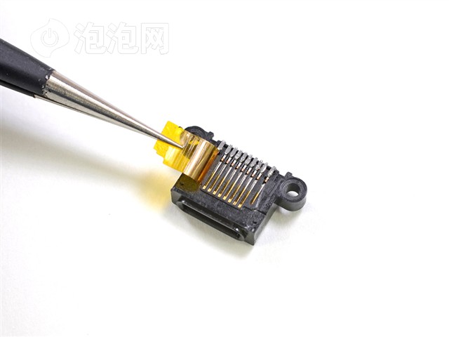 苹果手机打开后盖图片 苹果8碎后盖的图片 苹