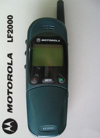 摩托罗拉l2000是全球第一款支持三频的手机,除了支持gsm 900/1800mhz