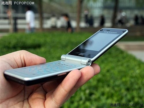 折叠机超薄美学 索尼爱立信z770i图赏_中关村手机网_手机经销商_手机