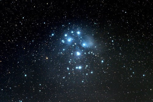 昴宿星团,简称昴星团,又称七姊妹星团,梅西尔星云星团表编号m45,是一